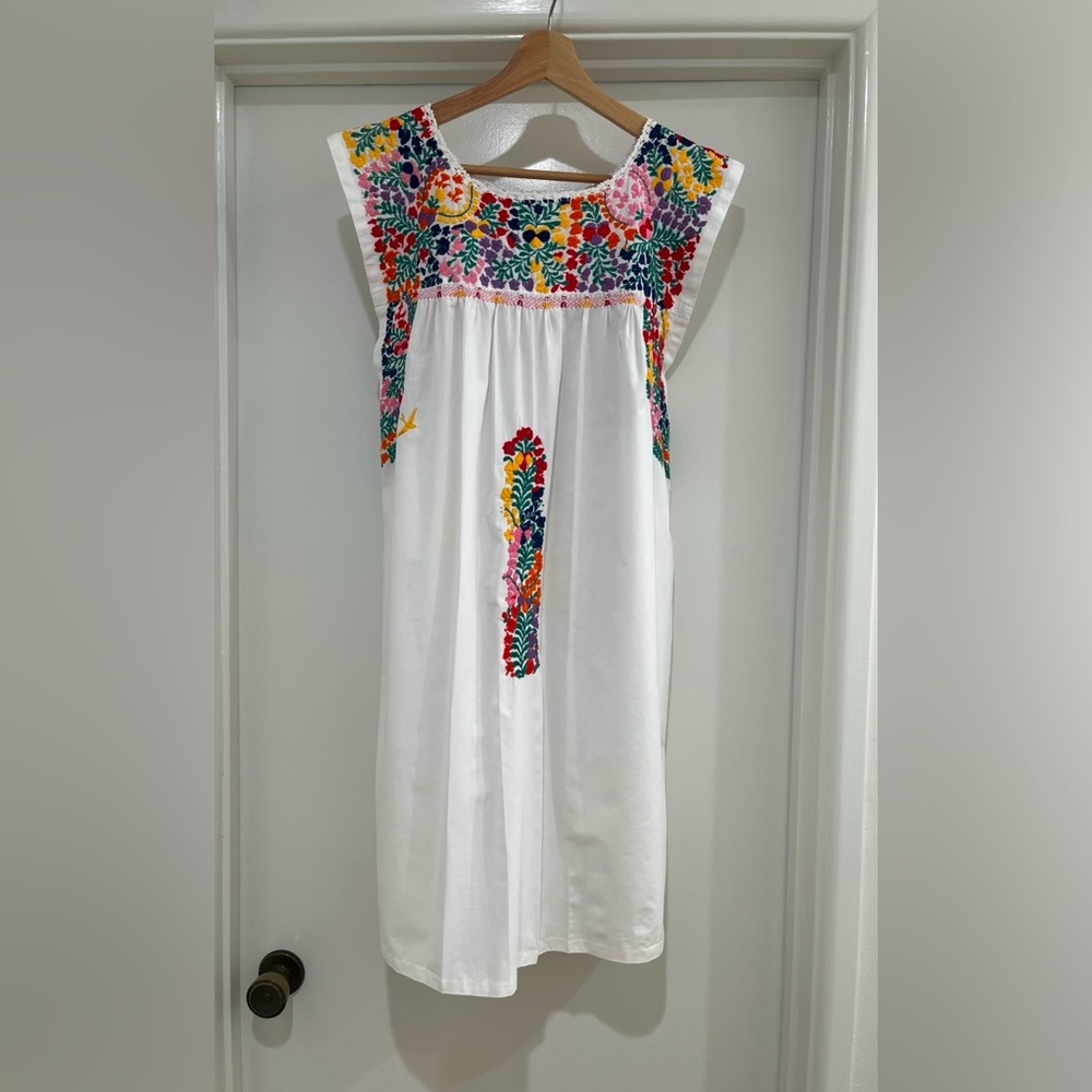 Mi Golondrina FLORES SHORT DRESS
Arroyo de Flores- size Medium